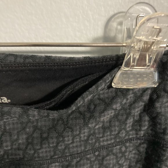 Prana Capris Leggings Black Geometric Patterned Ruching Size XS Key Pocket - Picture 7 of 10